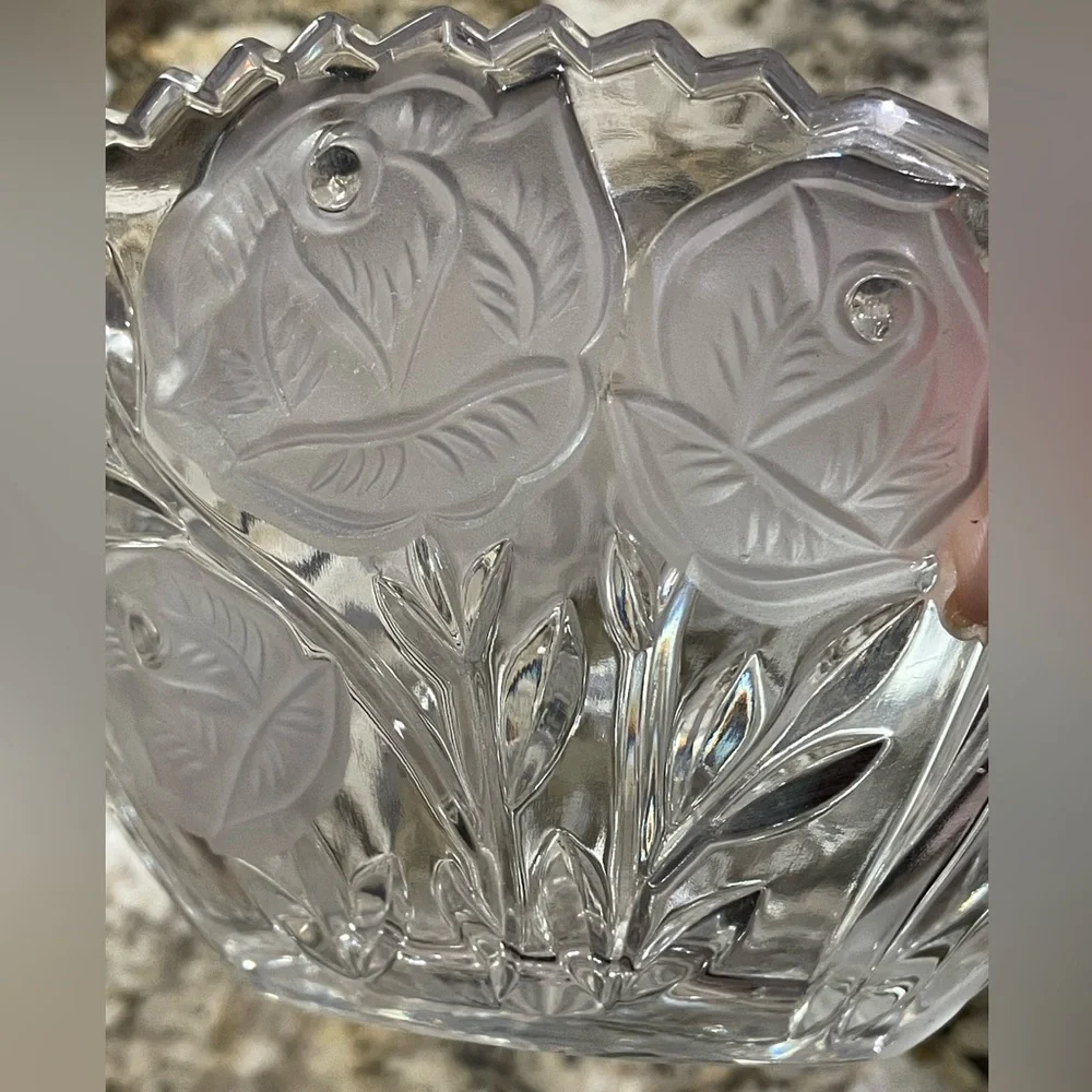 NWOT Vintage Clear Glass Bowl/Frosted roses Star bottom & sawtooth rim Elegant
